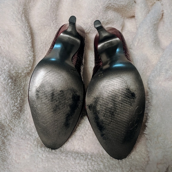 Red pumps - Picture 2 of 3